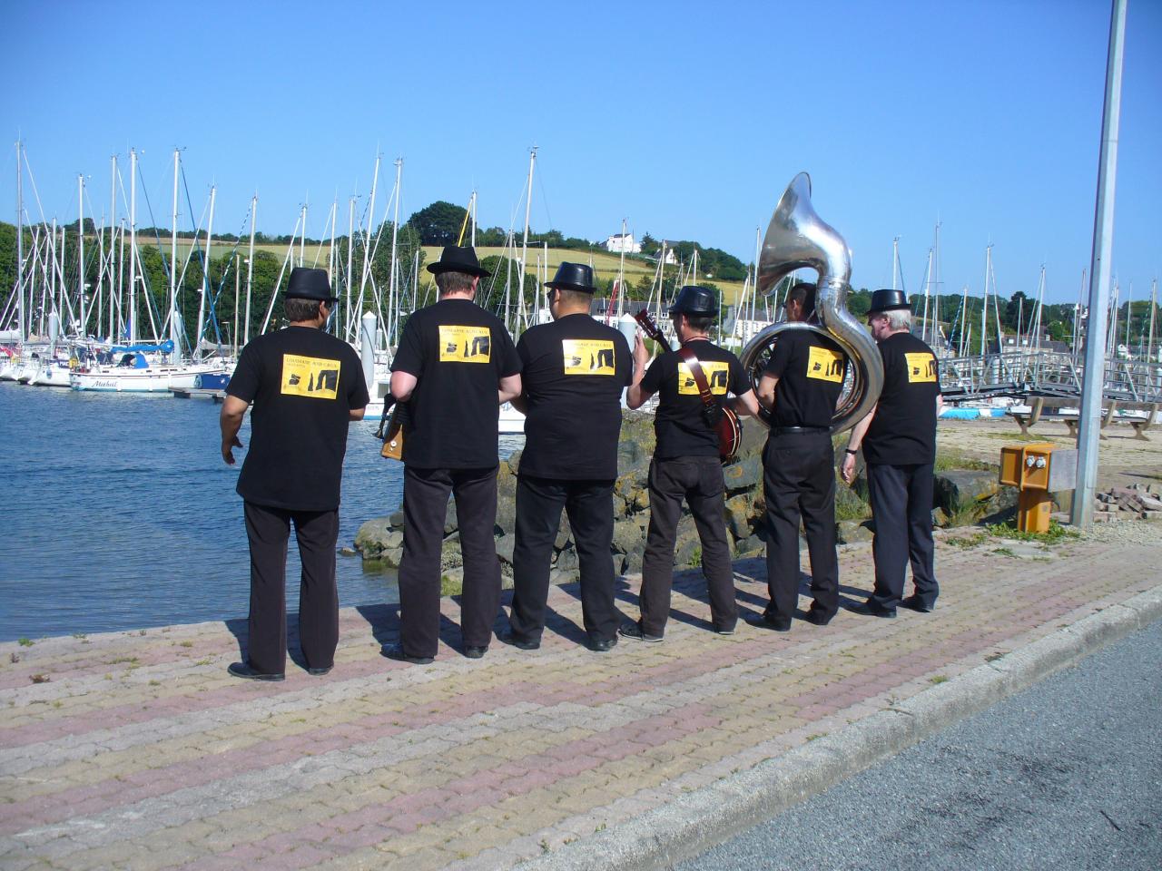 Admiratifs devant le port de Tréguier